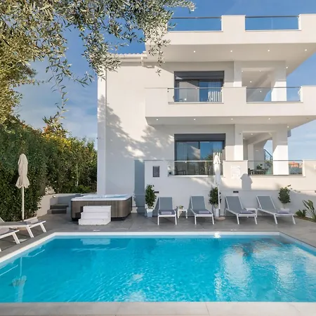 Royal View - Private Pool & Hot Tub Villa Romirion